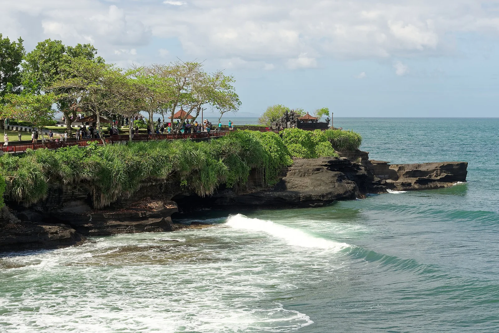 Costa y recinto de Tanah Lot frente al océano en Bali