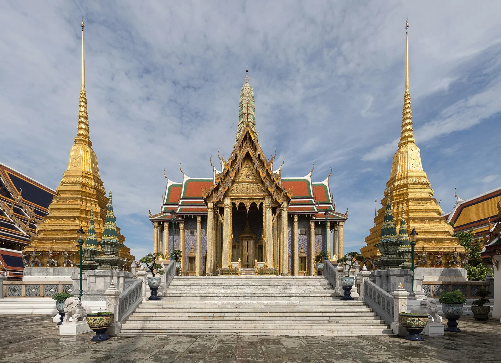 Edificios y decoraciones de Wat Phra Kaew en el Gran Palacio de Bangkok