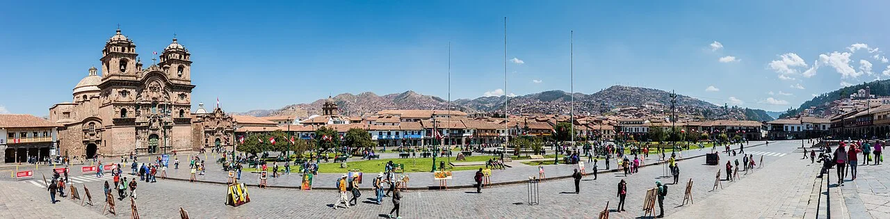 Panorámica de la Plaza de Armas de Cusco y sus edificios históricos