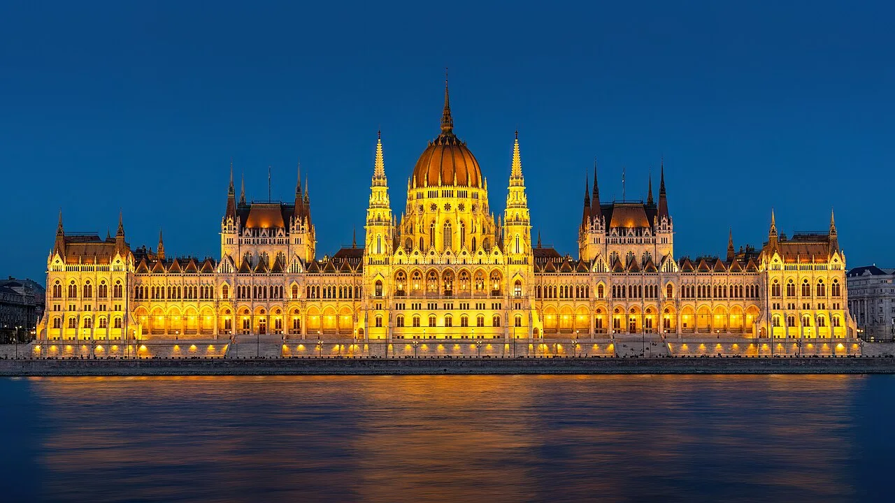 Parlamento de Hungría iluminado junto al Danubio, fotografía de archivo