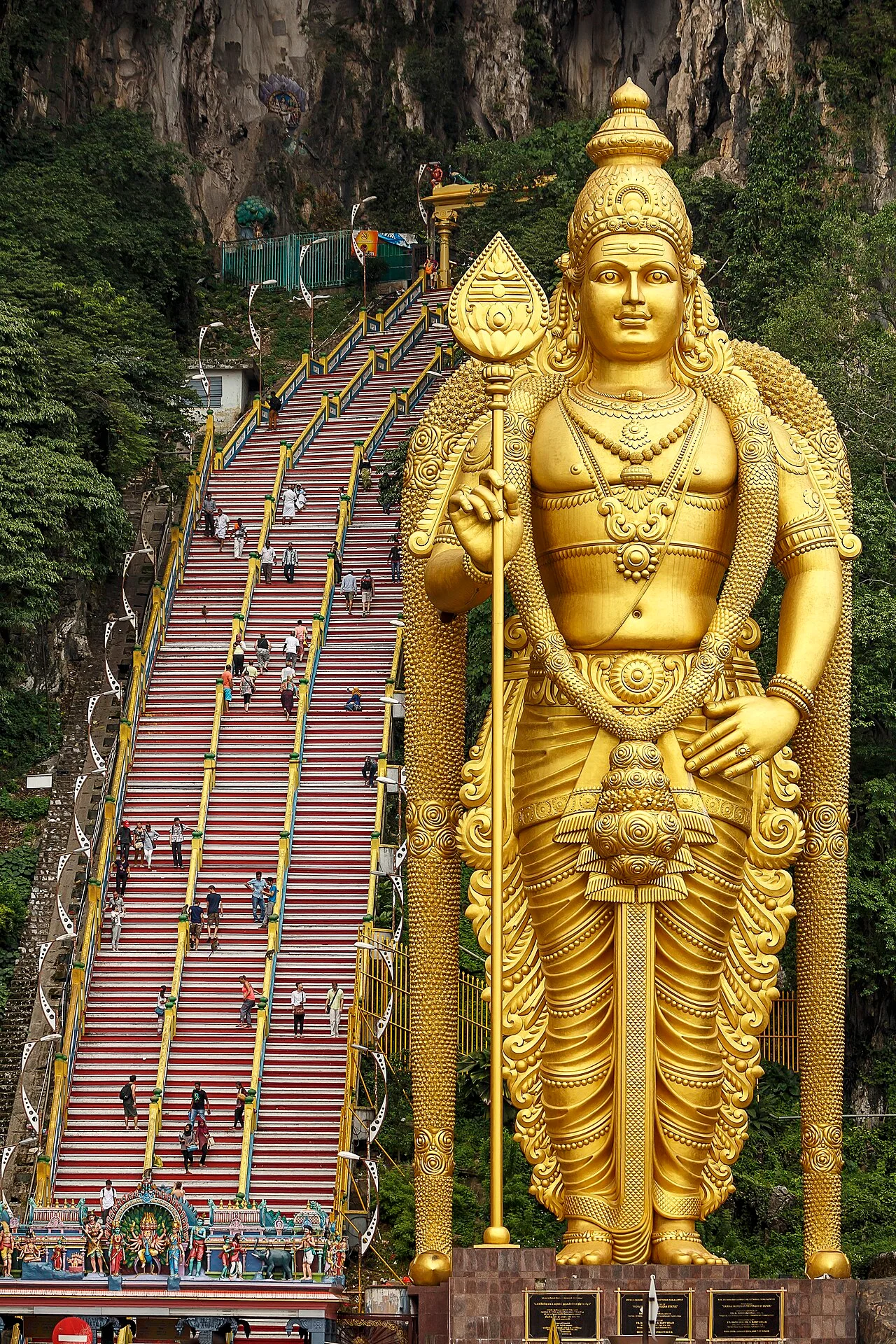 Estatua de Murugan y escalera de Batu Caves en 2015, antes de la decoración multicolor