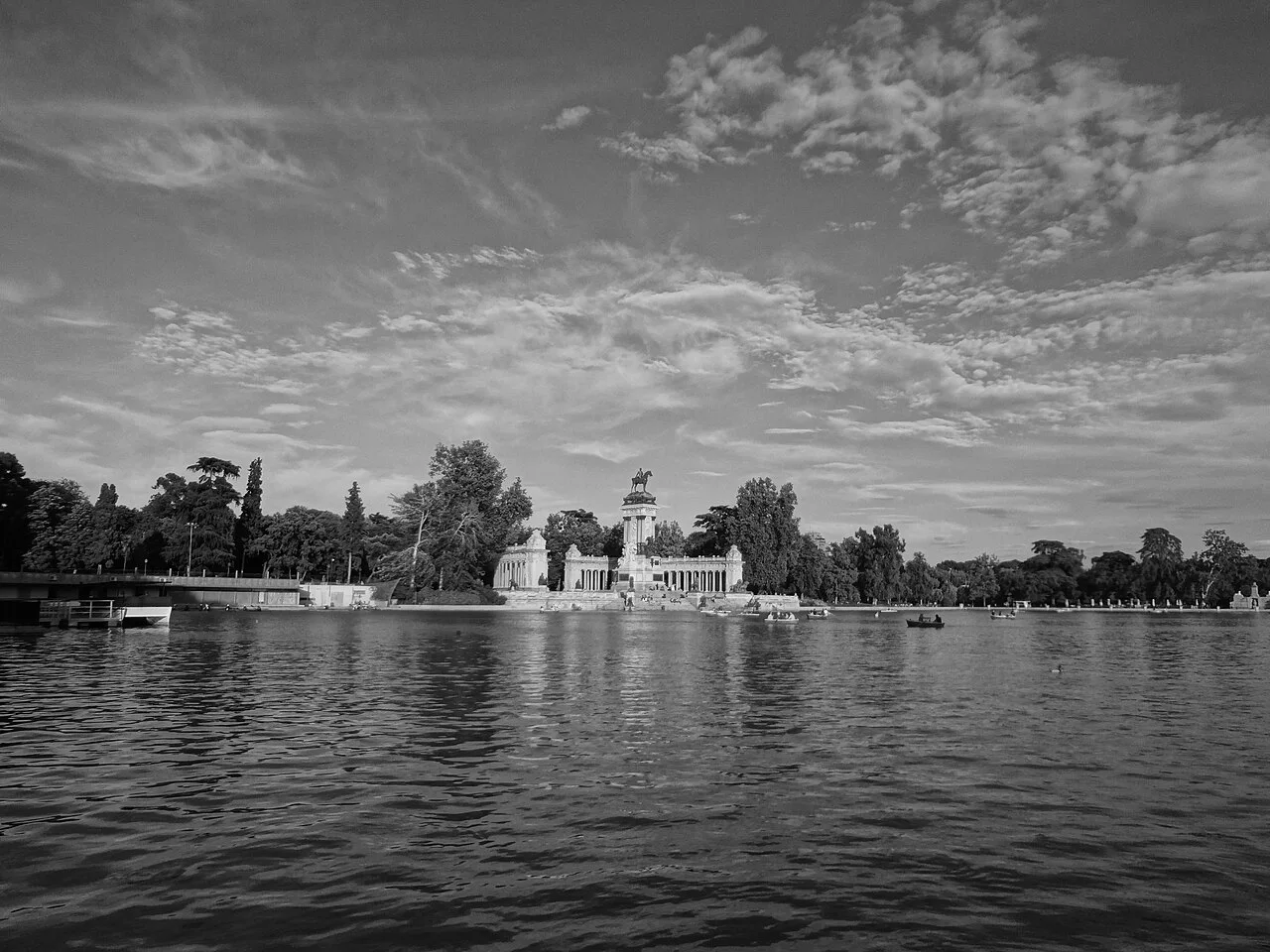 Estanque del Retiro y monumento a Alfonso XII, fotografía en blanco y negro
