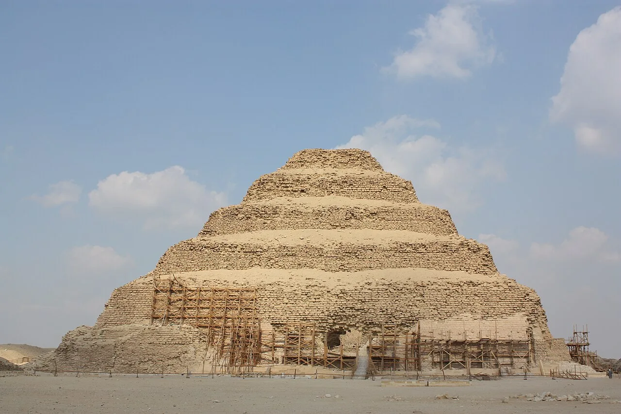 Pirámide escalonada de Djoser en Saqqara, fotografía de archivo de 2010