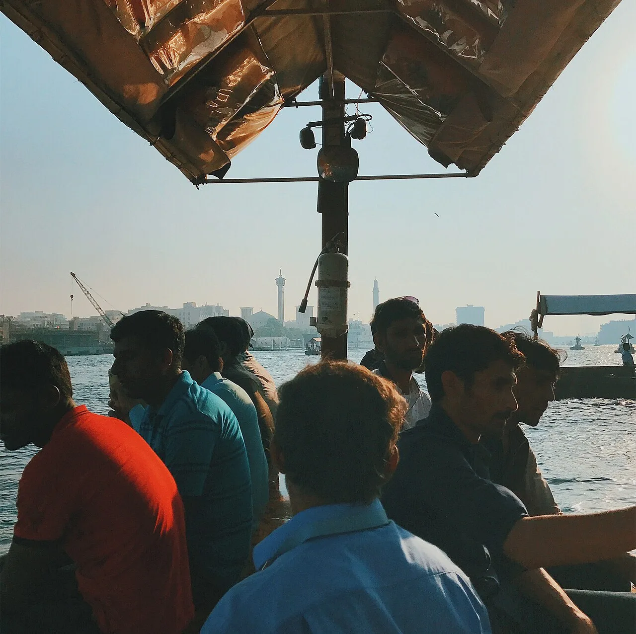 Vista desde una abra durante un cruce de Dubai Creek