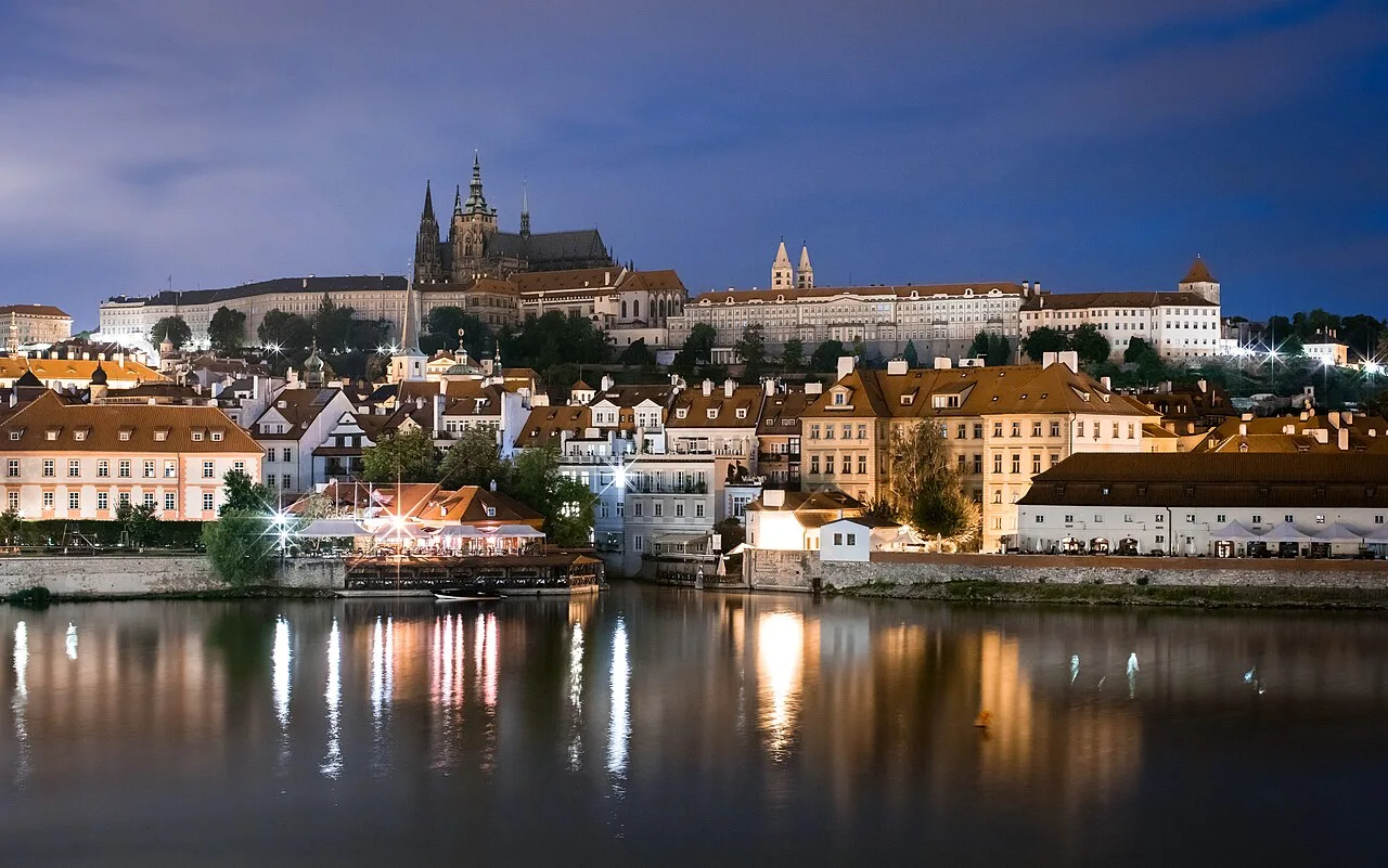 Castillo de Praga y Catedral de San Vito vistos desde el río al anochecer