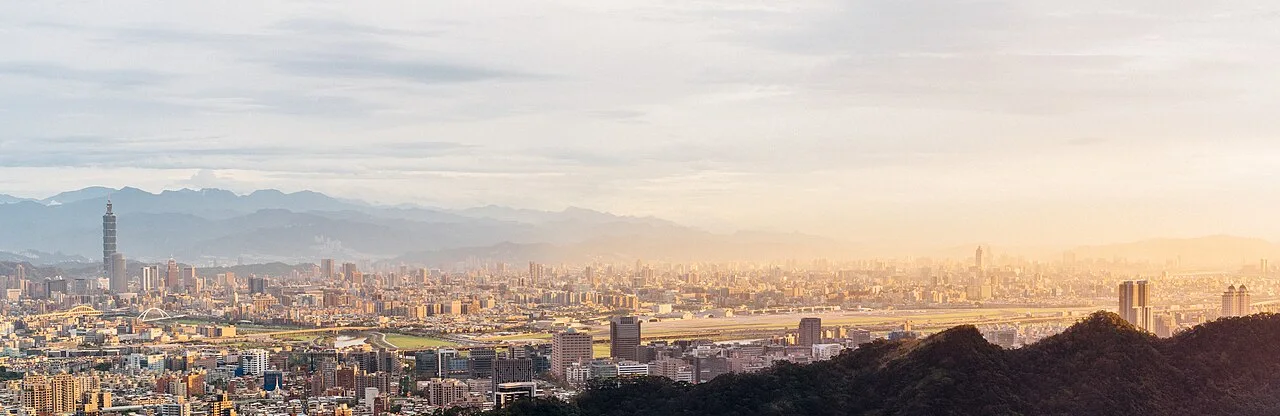 Panorámica de Taipéi con Taipei 101 al atardecer