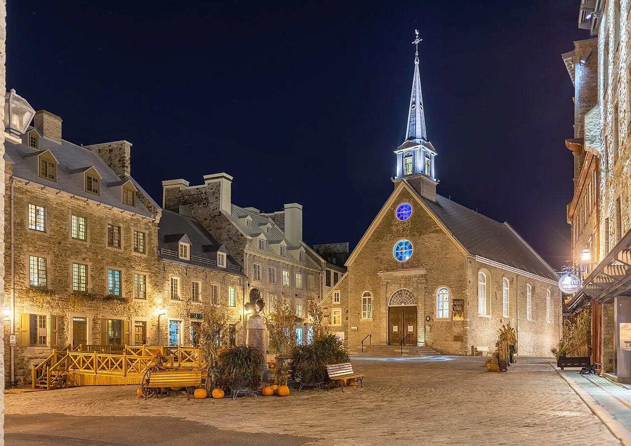 Place Royale y Notre-Dame-des-Victoires de noche · 2020