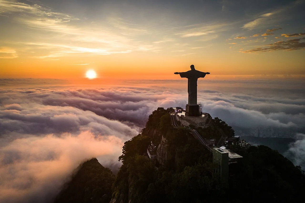 Cristo Redentor sobre una capa de nubes en Río de Janeiro
