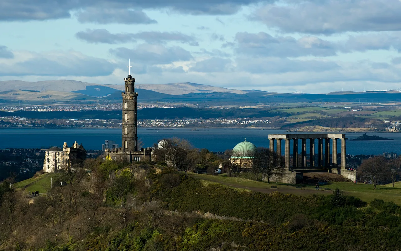 Calton Hill en Edimburgo visto desde Salisbury Crag