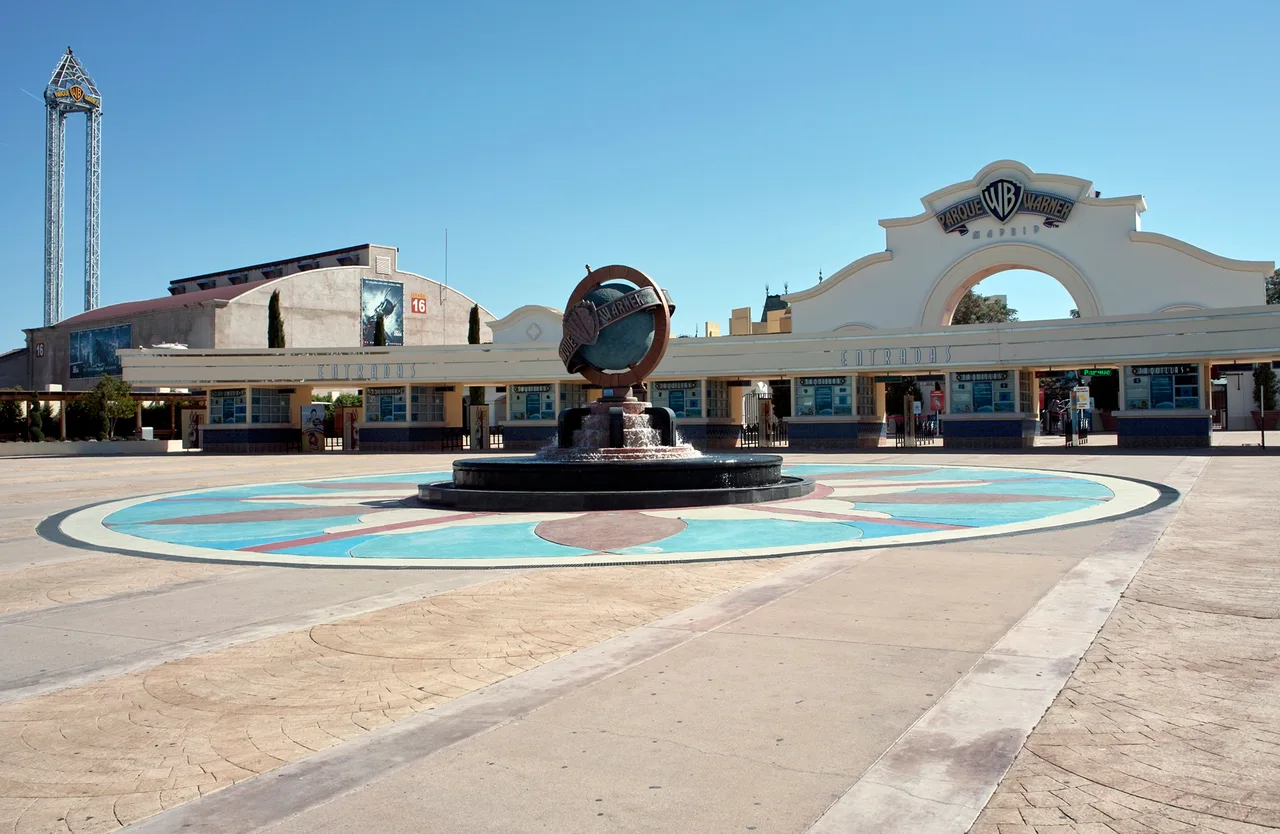 Main entrance to Parque Warner Madrid