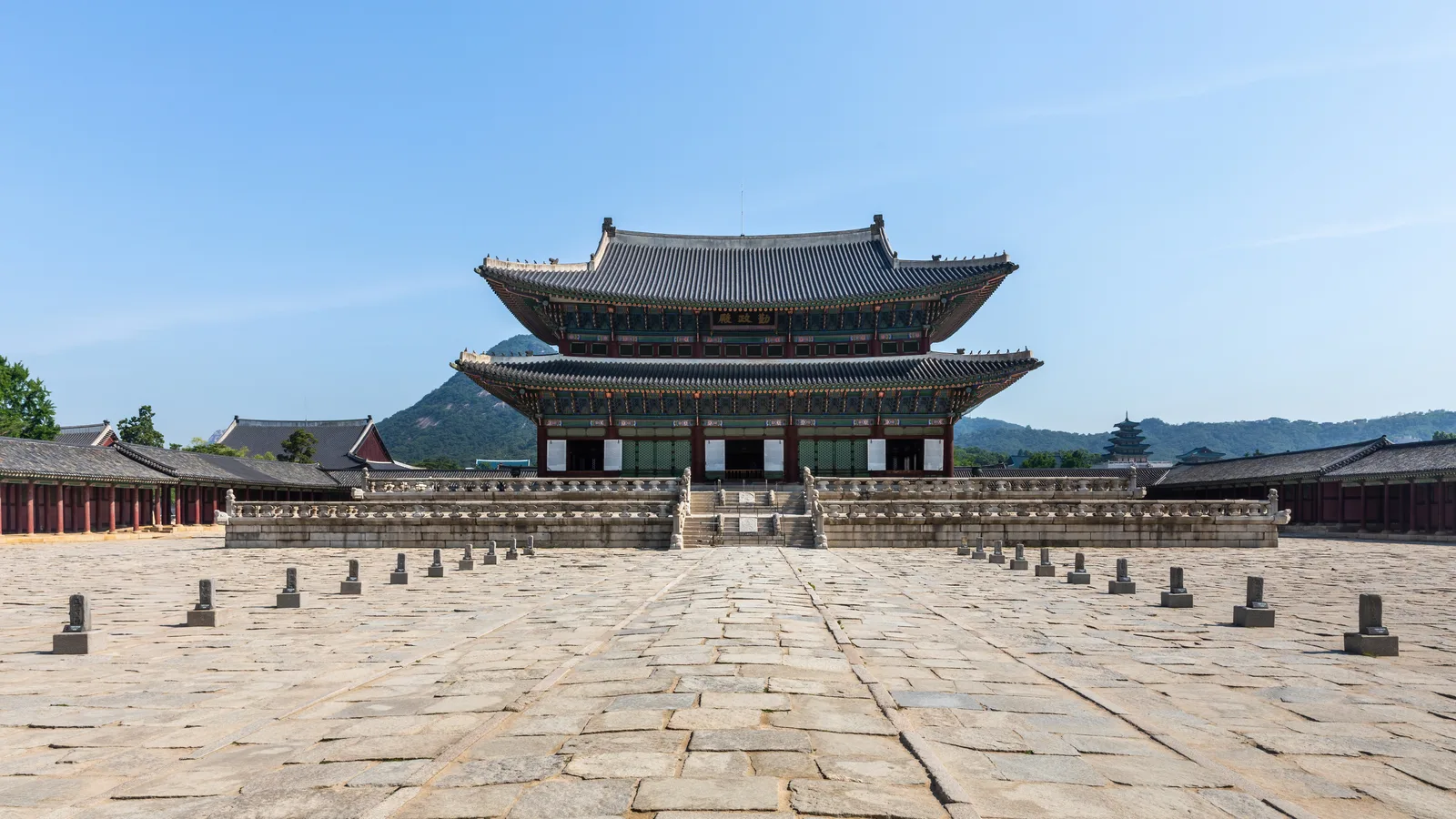Salón Geunjeongjeon y patio del palacio Gyeongbokgung en Seúl, 2024