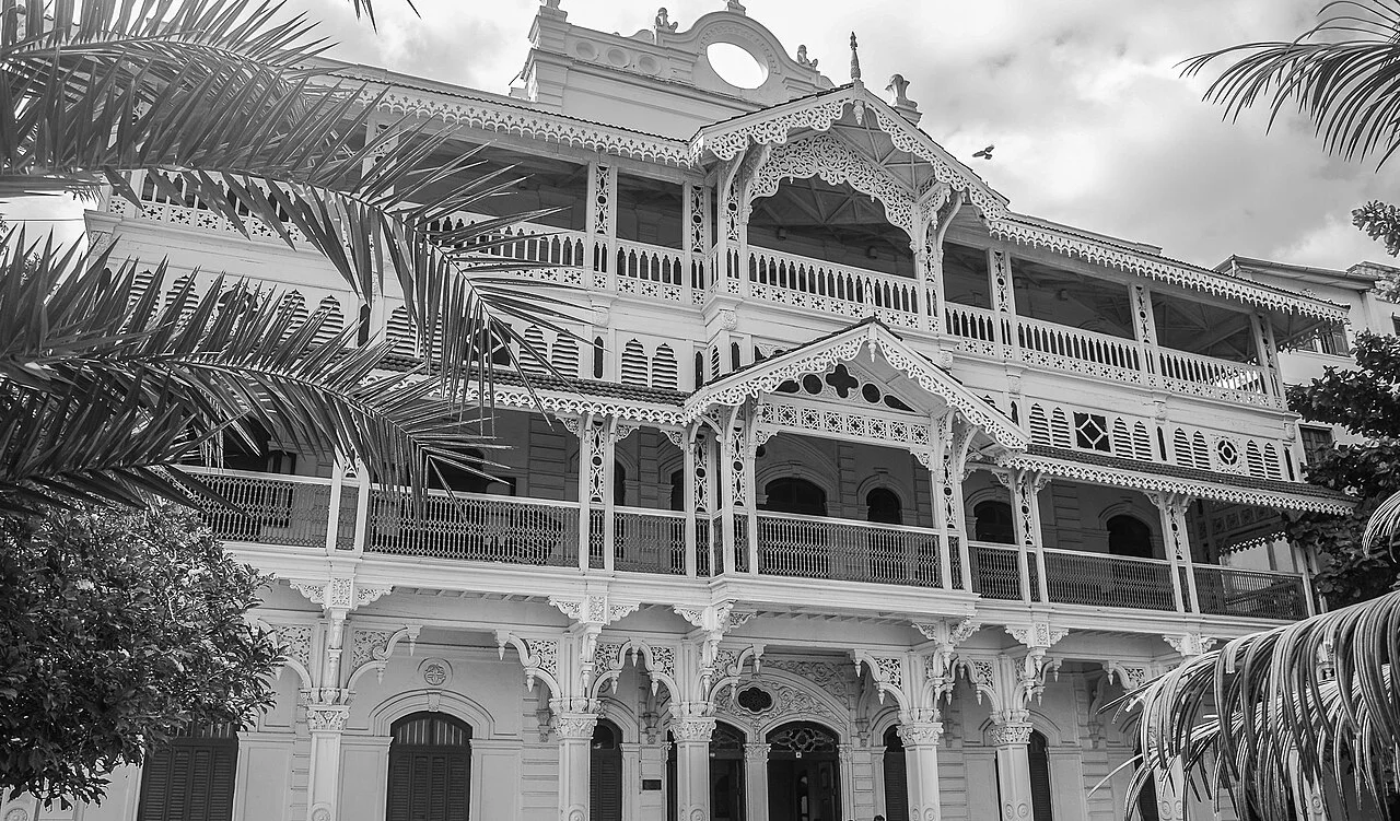 Fachada del Old Dispensary en blanco y negro · 2021