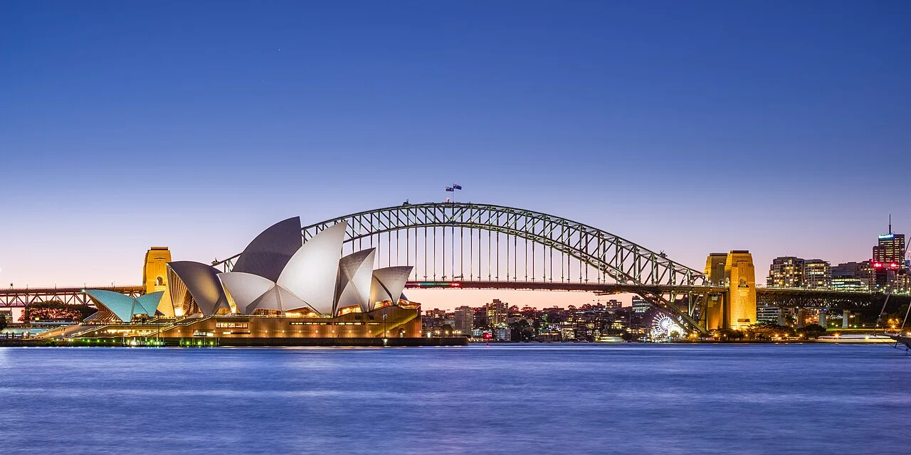 Ópera de Sídney y Harbour Bridge al anochecer